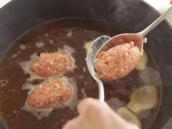 肉だねはやわらかいので、２本のスプーンで形作ってフライパンに落とすようにする