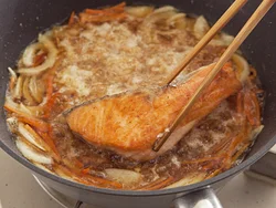 だし汁と野菜を煮立たせたところに鮭を戻し入れ、鮭に味をなじませる