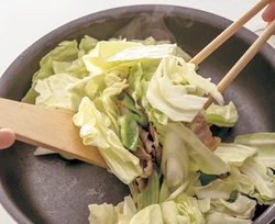 シャキッと仕上げたい野菜は、肉に火が通ってから加え、大きく返しながら、強火で手早く炒め合わせる。