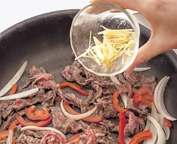 程よく香りを立たせたいしょうがは、肉の色が変わってから加え、野菜とともに手早く炒める。