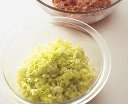 キャベツは塩もみすることでかさが減り、肉だねにたっぷり混ぜることができる。