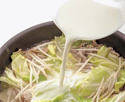 牛乳は分離しないように最後に加えて、煮たてずに、温める程度に加熱する。