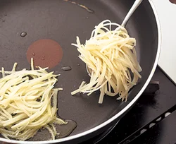 ガレットは数回に分けて焼く。途中、オリーブ油が少なくなったら足しながら焼いて。