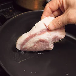 盛りつけたときに上になる面から焼くことで、ちょうどいい焼き色に仕上げられる。