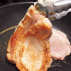 表面をカリッとさせたほうがおいしいので、こんがりとした焼き色をしっかりつける。