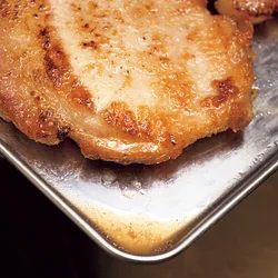 肉に中まで火が通ると肉汁が出てくる。肉汁にもうまみがあるので捨てずに使う。