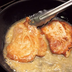 肉を戻し入れたら、温め直す程度にさっとソースにからめて仕上げる。