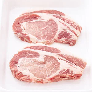 ソテー用肉には、判が大きく、厚みが1cm以上あるものがいい。脂が数カ所に入っていると、やわらかく仕上がるため、ロースの中でもリブロースが特におすすめ。