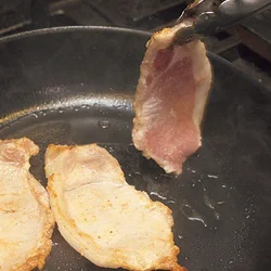 軽く焼き色がついたら、裏返してさっと焼くだけ！