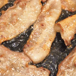 油をひかずに広げて並べ、カリカリに焼く