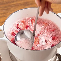 アクが出やすいので除きながら一気に約2分煮る。煮過ぎないことでフレッシュ感のあるシロップに。果肉もおいしく食べられる。