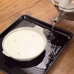 天板に水を張って蒸し焼きにすると、やわらかく仕上がる。