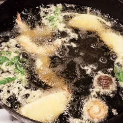 たねは少しずつ揚げ油に入れる
