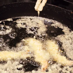 途中揚げながら菜箸でころもを足す