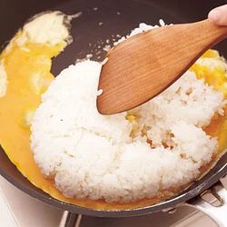 マヨネーズを油代わりにして炒めると、乳化した植物油がご飯粒をコーティングしてパラッと仕上がり、卵はさめてもかたくならない。
