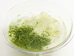 セロリと玉ねぎは水にさらすと辛みが抜け、シャキっとして食べやすくなる