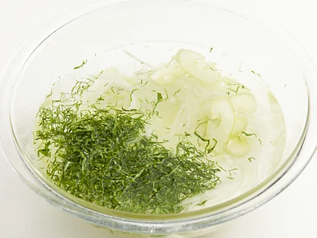 セロリと玉ねぎは水にさらすと辛みが抜け、シャキっとして食べやすくなる