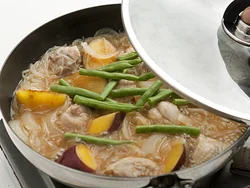 いんげんは最後に加えて蒸し煮にし、シャキシャキの食感を残す