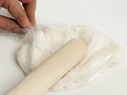 ポリ袋に入れてたたくと洗いものが少なくてすむ。卵に加えるとふわふわの食感に