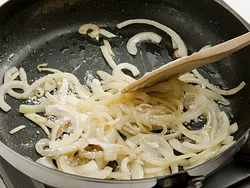 玉ねぎを炒めてから小麦粉を加え、さらに粉っぽさがなくなるまで炒めると「だま」にならない