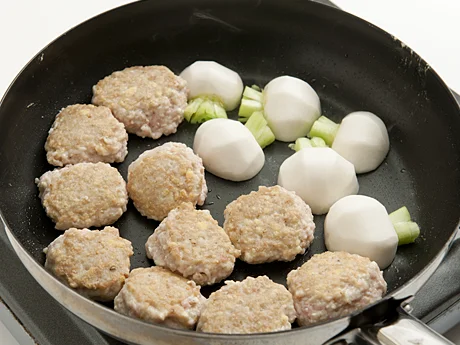 つくねに焼き色がついたら裏返し、かぶの切り口を下にして並べる