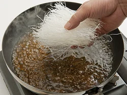 はるさめはもどさずに加えると、味がしっかりしみて、時短にもなる