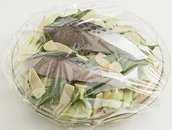 にんにくやしょうがをのせ酒をふってから蒸すと臭みも消え、しっとり仕上がる