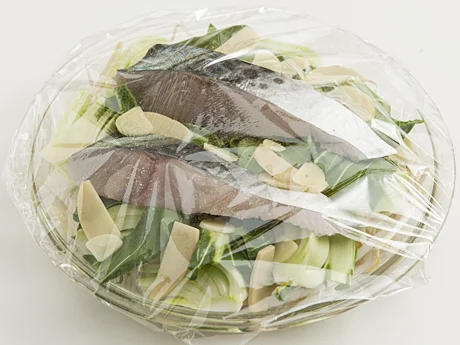 にんにくやしょうがをのせ酒をふってから蒸すと臭みも消え、しっとり仕上がる
