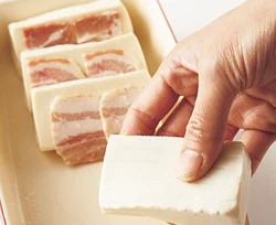 豆腐とベーコンを順に並べることで、ベーコンのうまみが全体に均一にいきわたる。