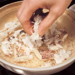 大きめにほぐした鯛を蒸らしの段階で加える