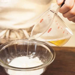 フリットのころもには、炭酸水ではなくビールを加える。春野菜の強い味に負けない、うまみのあるころもになる。