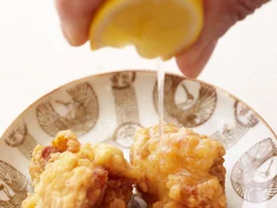 とにかくレモンをびしゃびしゃになるまで搾りかけて食べるのが最大のポイント。こうすると、ちょっと南蛮漬けっぽくなるというか、揚げものをさっぱりとさせてくれるんです。