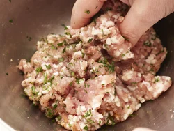 混ぜ加減は、全体にパセリ、塩、スパイスがいきわたるくらいが目安。粘りが出るまで混ぜるとおいしくないので注意。