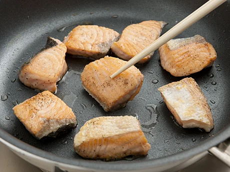 サーモンはまず両面をしっかり焼きつける。こうすると食感がよくなり、味もよくからむ