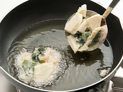 少なめの油で揚げることで、かき揚げがくずれずにきれいに揚がる