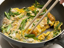 菜箸で全体を大きく混ぜる。こうすることでふんわりと仕上がる