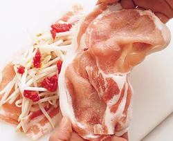 豚肉はとんカツ用肉くらいの大きさになるように、幅広の面の向きを交互にして重ねるとよい。