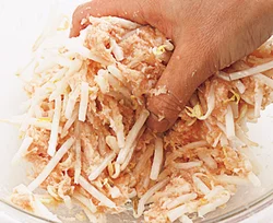 もやしは折りながら肉だねに混ぜる。もやしに小麦粉を軽くふってから加えると、肉だねとなじみやすい。