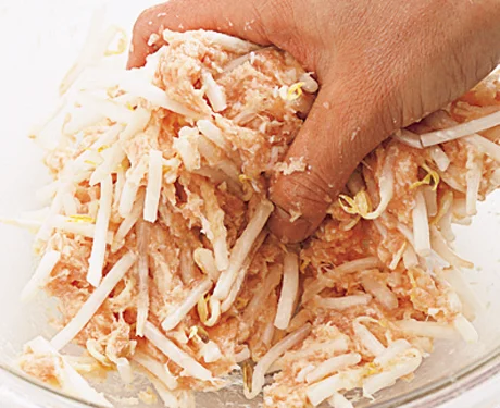 もやしは折りながら肉だねに混ぜる。もやしに小麦粉を軽くふってから加えると、肉だねとなじみやすい。