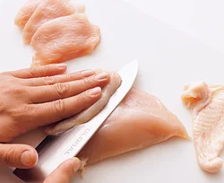 とりむね肉は皮を除いたら、そぎ切りに。見た目が増量し、食べごたえも。
