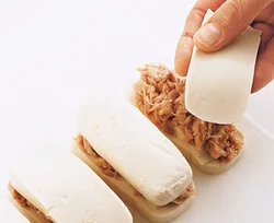 ツナとチーズをはさんでボリュームアップ。チーズははみ出ないように内側に折り込んで。