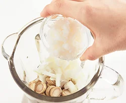 余った冷やご飯を入れればよい。ご飯は少量でもとろみがつく。