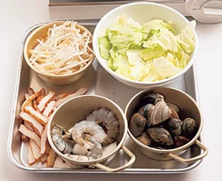 具だくさんのちゃんぽんは肉、魚介、野菜それぞれからだしが出るので、だし汁は不要。