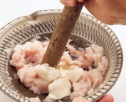 なめらかにすりつぶしたら、空気を含ませるように混ぜると、ふんわりしたたねになる。