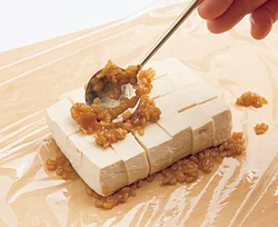 しっかり水けをきった豆腐は、一口大に切ってからみそをぬってもくずれない。