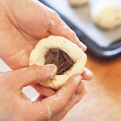 板チョコは1cm四方程度の大きさに切ったものを包む。手のひらで転がして球体にして。