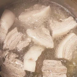 豚肉は水から1時間以上ゆでる