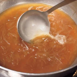 煮汁にとろみをつけて仕上げる