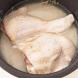 とり肉は米の上に平らにのせる。米ととり肉を混ぜると、米が均一に対流せず、炊きむらができてしまうことがあるので、のせるだけでOK。