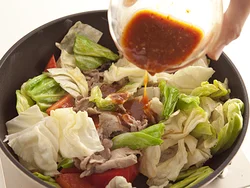合わせ調味料を加えたあとは、野菜や肉に火を通し過ぎないよう、強火で手早く全体にからめる。
